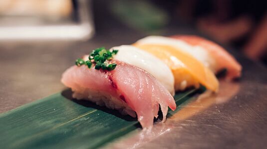 Les plats de poisson frais sont un entrepôt de protéines et d'acides gras dans l'alimentation japonaise