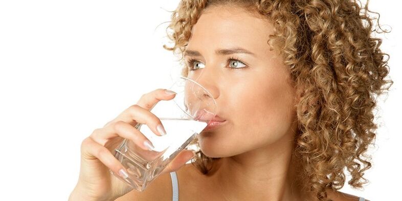 Dans le cadre d'un régime alimentaire, en plus d'autres liquides, vous devez consommer 1, 5 litre d'eau purifiée