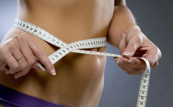Après avoir perdu 7 kg en une semaine grâce à des régimes et des exercices, vous pouvez obtenir des formes gracieuses. 