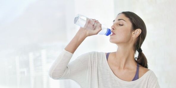 Pour perdre du poids rapidement, il faut boire au moins 2 litres d'eau par jour. 