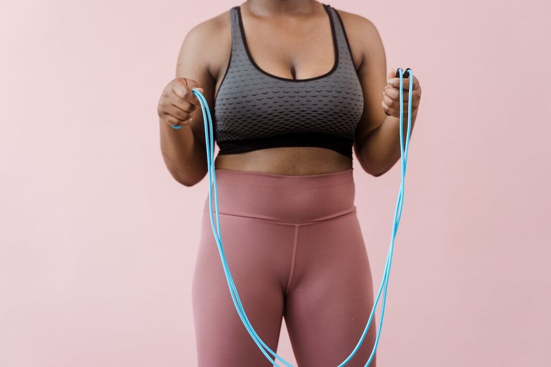 La corde à sauter est un entraînement cardio qui peut vous aider à perdre du poids au niveau de la zone abdominale. 