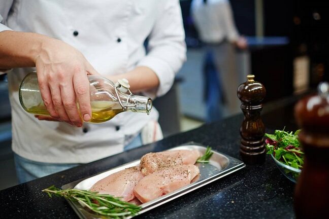 Manger du poulet et de l'huile d'olive dans le cadre d'un régime cétogène